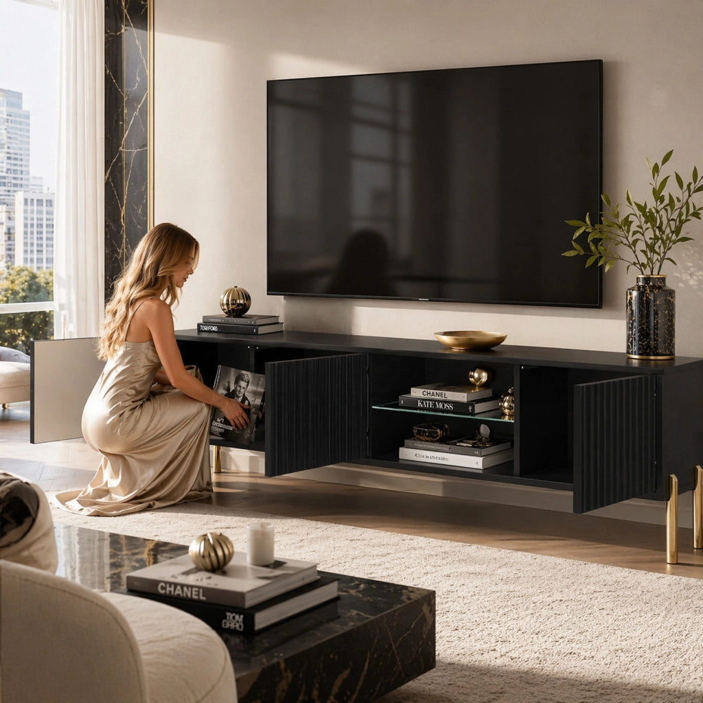 Mobile Porta TV Moderno Con 3 Ante Finitura A Doghe Verticali Vano Centrale Con Passacavi Struttura In Melaminico Per Soggiorno Salotto Design Moderno 175 X 31 X 47 Cm Nero