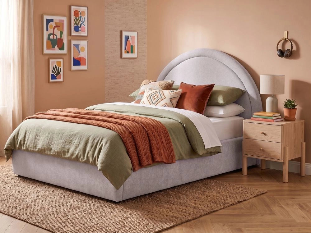 Letto imbottito in tessuto di ciniglia tortora 140 x 200 cm, contenitore rialzabile con testiera e rete a doghe