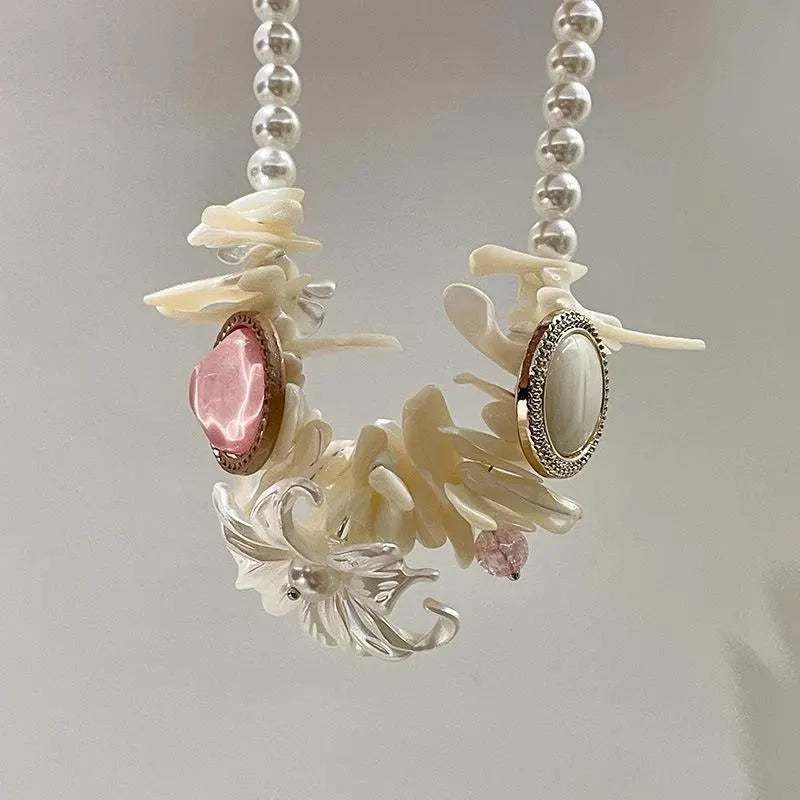 Collana di perle a forma di fiore in conchiglia, realizzata a mano: design naturale e irregolare