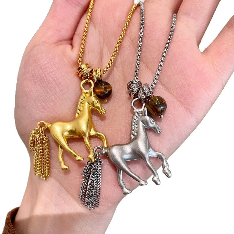 Collana lunga vintage con ciondolo a forma di pony e catena in metallo.
