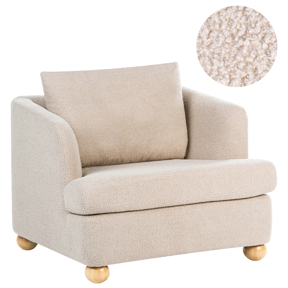 Poltrona beige in bouclé con rivestimento, gambe rotonde in legno e braccioli, soggiorno, angolo lettura stile moderno minimalista