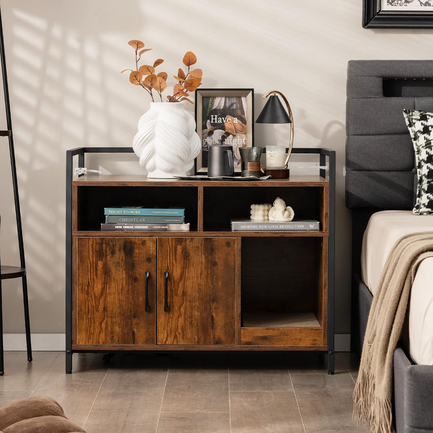 Mobile per Lettiera Gatti con Ripiani Aperti e Ripiani Chiusi con Maniglie, Mobiletto Multiuso per Ingresso e Soggiorno, 82,5 x 51 x 51 cm, Portata 50 kg (Marrone)