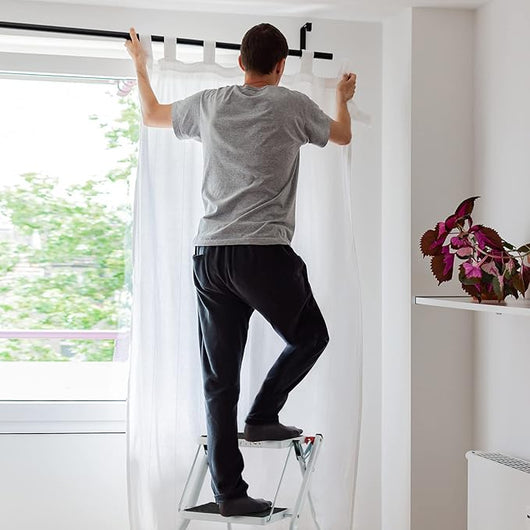 Scaletta con 2 Gradini, Sgabello Pieghevole con Telaio in Metallo, Tappetini e Pedali Antiscivolo, Capacità di Carico di 150 kg, per Casa, Ufficio, Fattoria e Garage