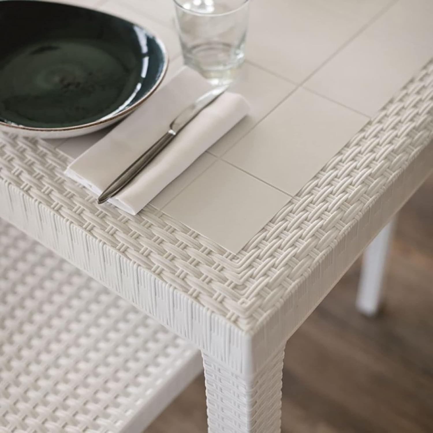 Tavolo da giardino in plastica quadrato Dallas effetto Rattan - Bianco