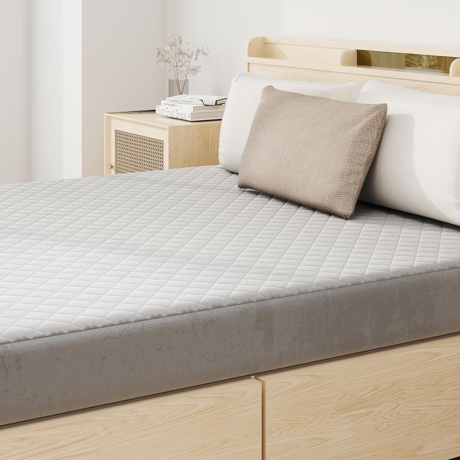 Protezione per Materasso, Coprimaterasso in Velluto Morbido di Lusso con Fondo Antiscivolo, Copertura per Materasso Confortevole con Imbottitura in Spugna (200 x 140 cm)