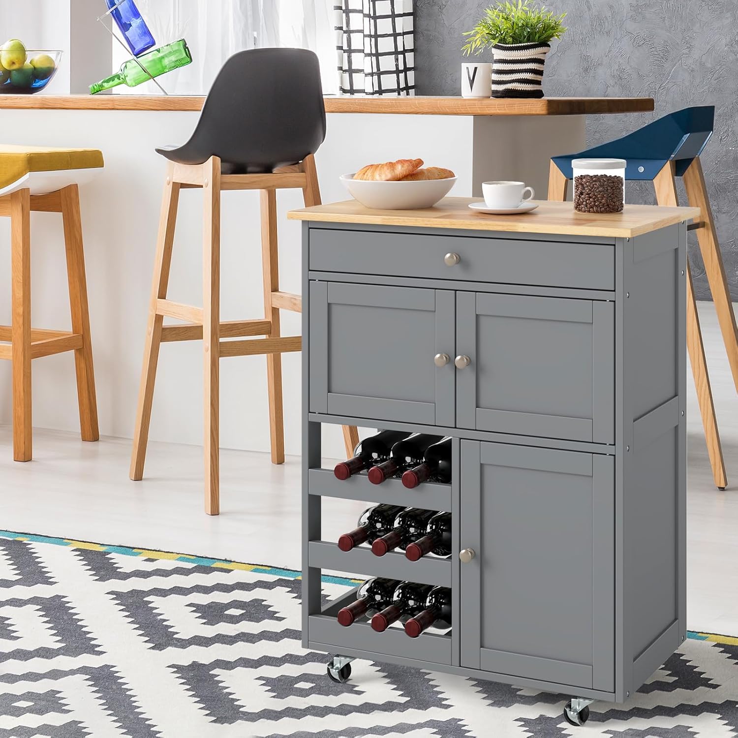 Carrello da Cucina, con Portabottiglie Tre Ante e Ruote, Credenza Cucina in Legno di Pino e MDF, Ideale per Soggiorno e Cucina, 67 x 37 x 86 cm（Grigio）