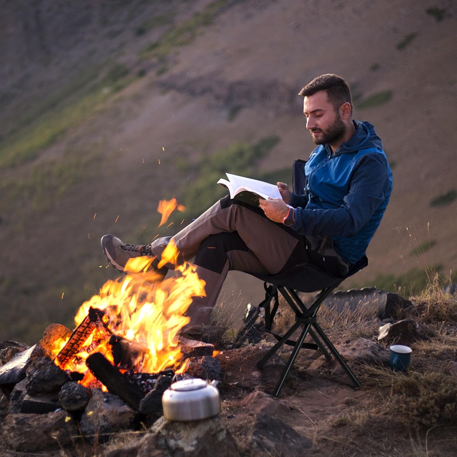 Set di 2 Sgabelli da Caccia Treppiede Pieghevoli, Sgabello da Esterno Pieghevole Leggero con Tracolla, Sgabello Treppiede Portatile per Campeggio, Caccia, Pesca, Viaggi, Carico Massimo 150 kg
