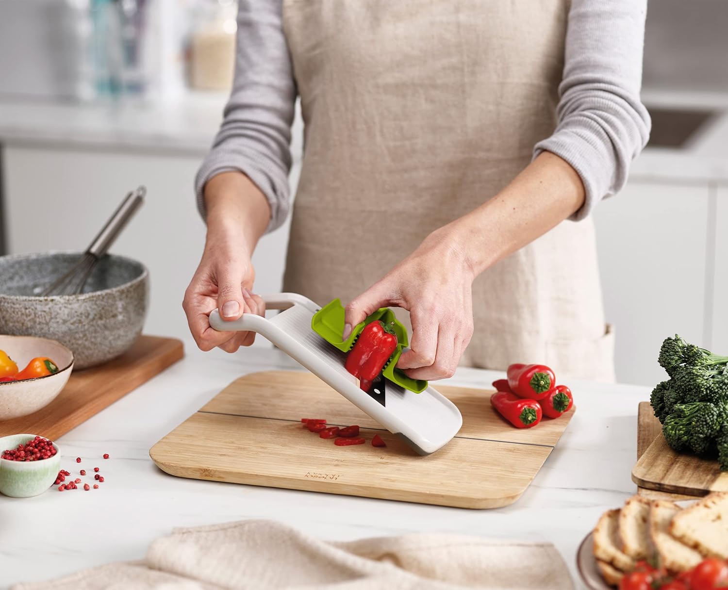 Joseph Joseph Duo Multi-grip Mandolina per Verdure, Taglia Frutta e Verdure con Presa di Precisione, Bianco