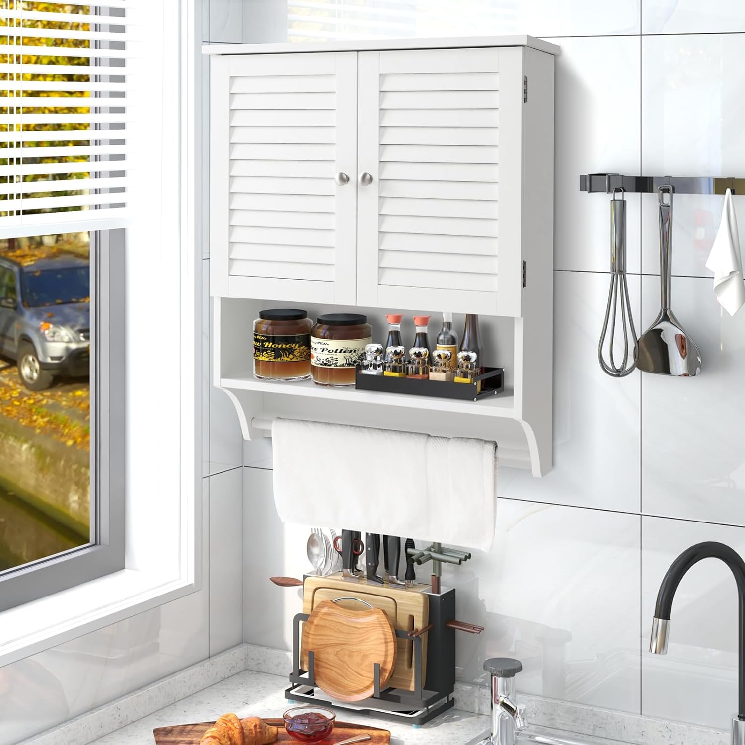 Armadietto da Bagno Sospeso, Armadietto da Parete con 2 Ante, con Ripiano Regolabile in 3 Posizioni e Barra Porta Asciugamani, 60x22x75 cm (Bianco)