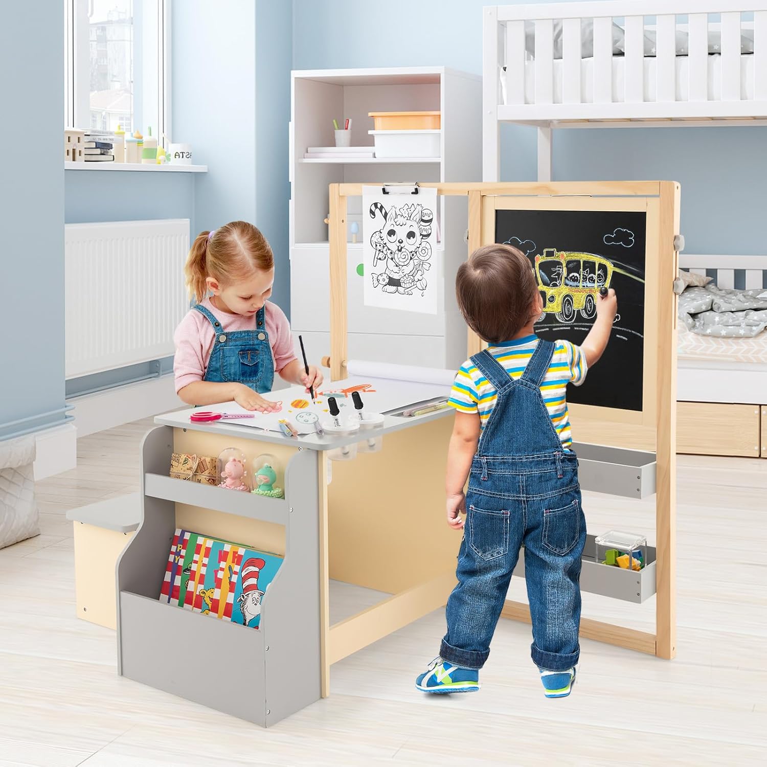 Set 3 in 1 Tavolo e Sedie per Bambini 3+ Anni, Tavolo in Legno Sicuro con Lavagna Cancellabile, Magnetica, Cavalletto Regolabile, Libreria e Accessori Artistici, per Disegno (Grigio)