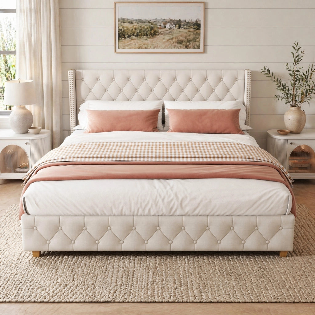 Letto imbottito 160x200 cm in lino beige con testiera capitonné, dettagli con borchie, rete a doghe e gambe in legno