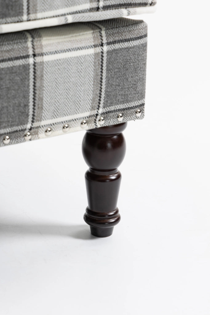 Sedia accent in stile vintage con rivestimento a righe bianco e grigio, struttura in legno e montaggio facile
