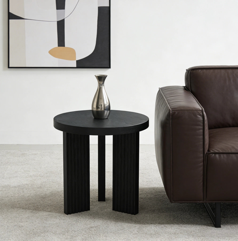 Tavolino laterale rotondo in MDF nero con struttura a tre gambe