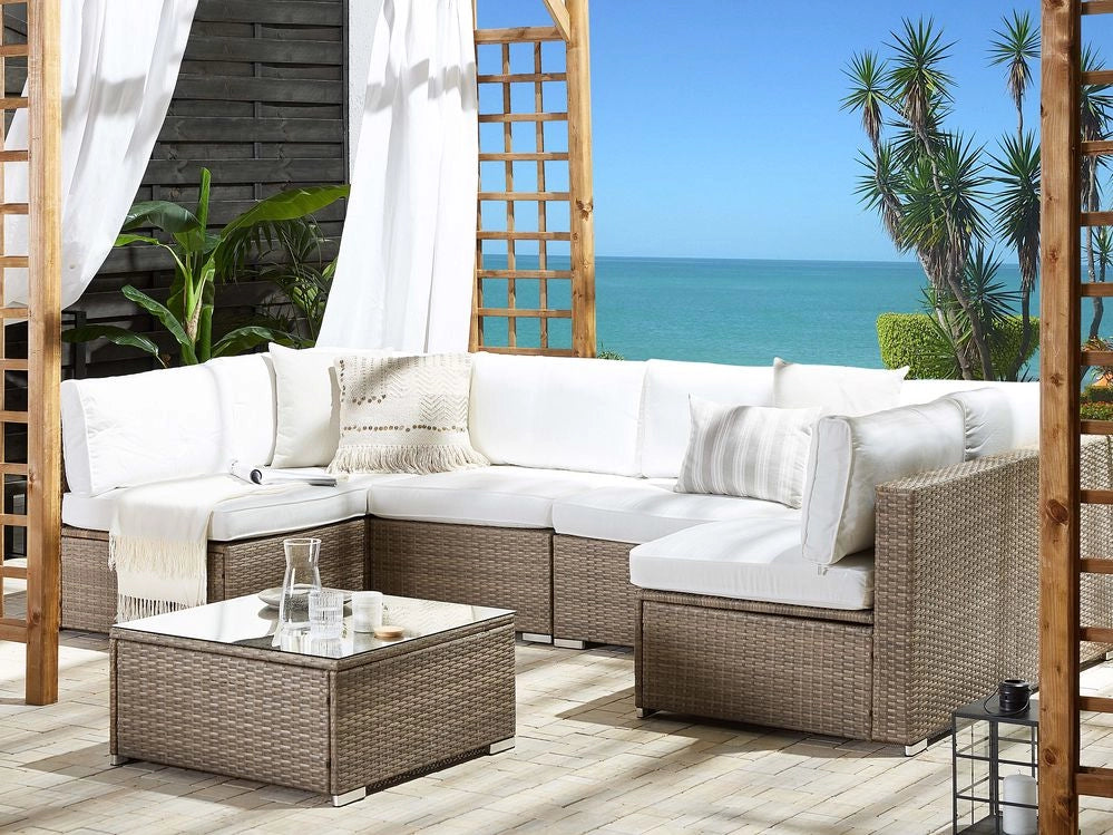 Set salotto da esterno marrone finto rattan bianco cuscini divano angolare modulare per 6 persone tavolino moderno set da giardino