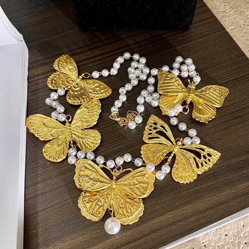 Collana con ciondolo a forma di farfalla dorata, realizzata a mano con perle, regalo di Natale o di compleanno.