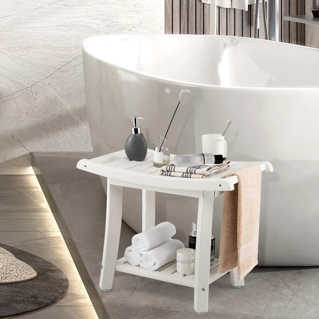 Panca da Doccia, Sgabello da Bagno Impermeabile con Sedile Curvo, con Portasciugamani e Piedini Antiscivoli, Panca Versatile con Ripiano, 60,5 x 34 x 48 cm