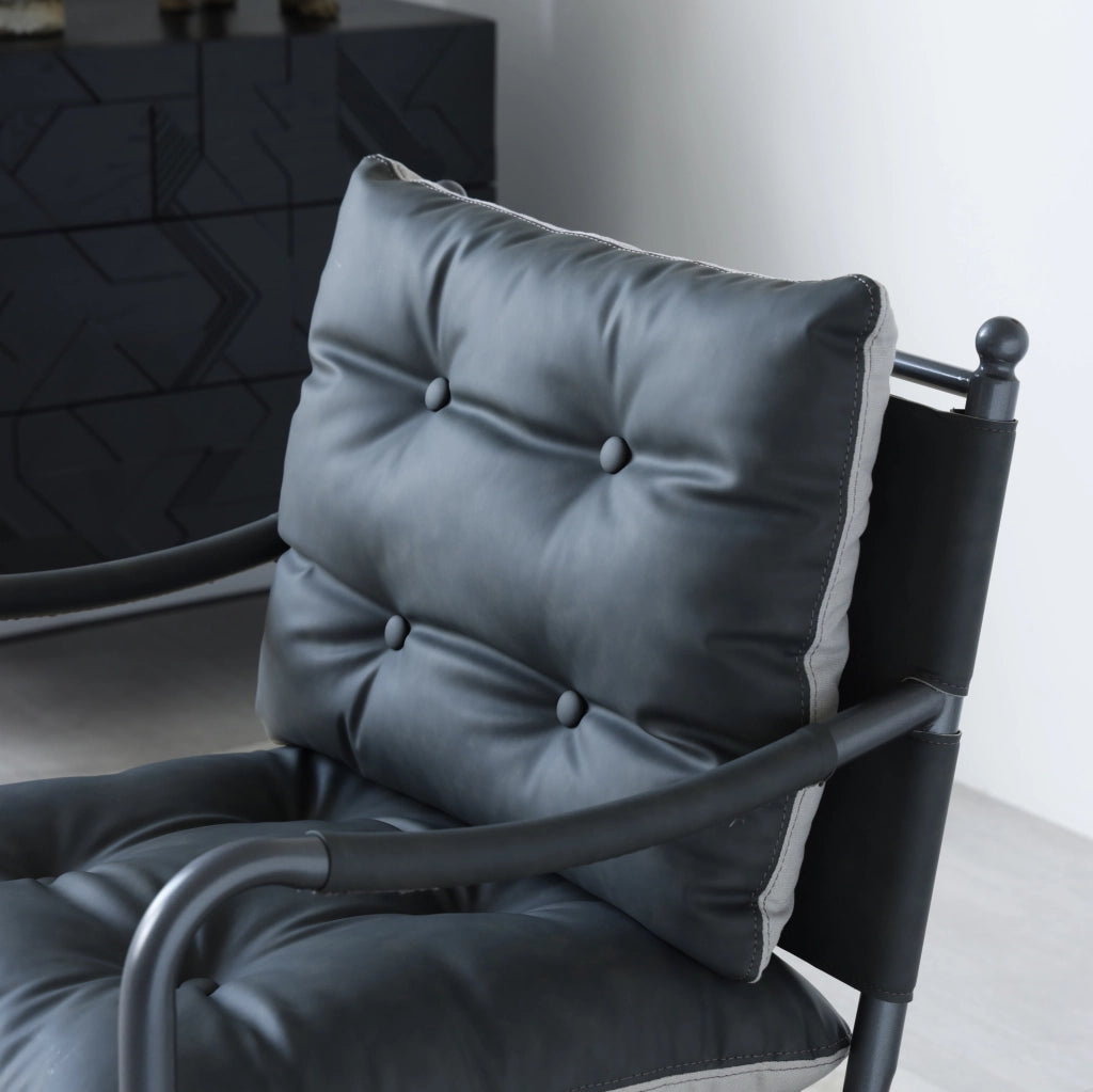 Poltrona accent in pelle PU nera con struttura in metallo; stile Mid Century Modern