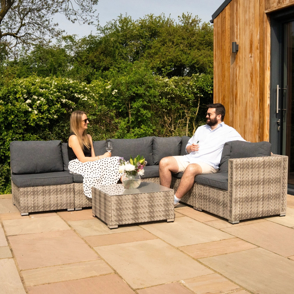 Set Divani Rattan Grigio 7 Pezzi da Giardino con Cuscini e Tavolino