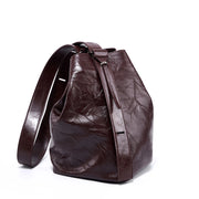 Borsa a secchiello da donna in pelle di vacchetta stropicciata, colore viola.