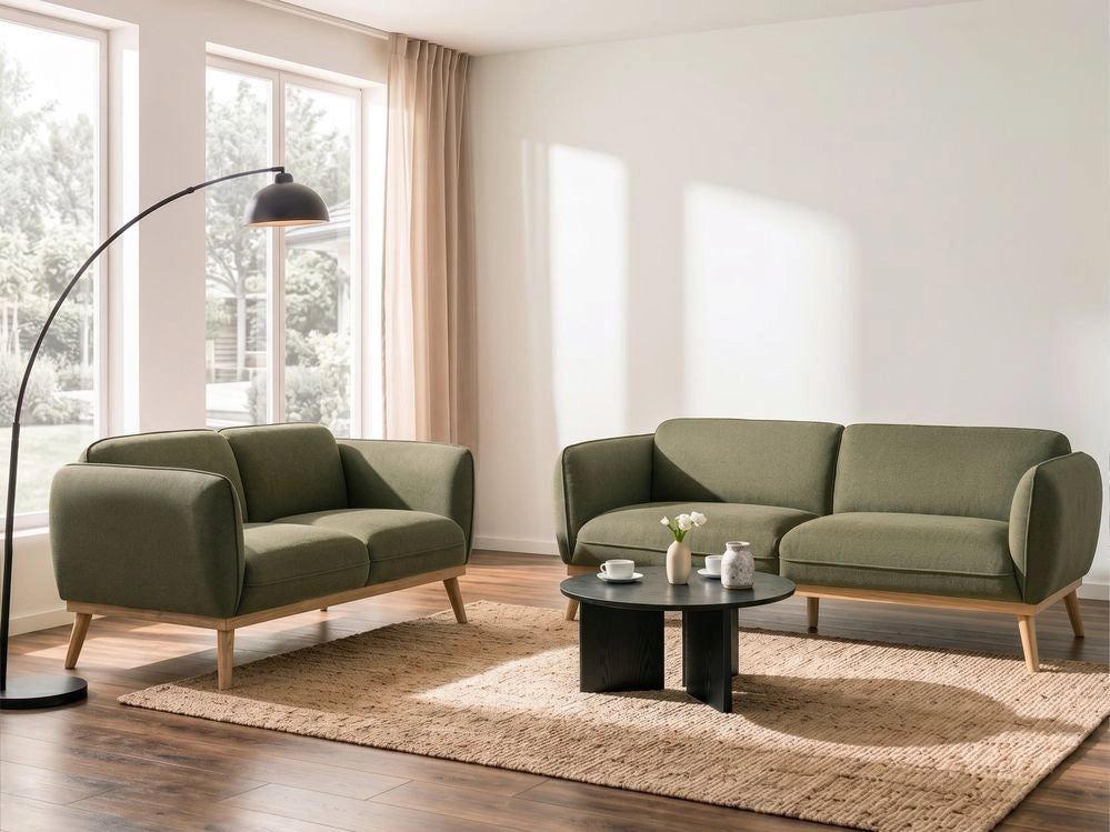 Set da salotto in stile scandinavo con divani a 2 e 3 posti, gambe affusolate in legno e rivestimento in tessuto verde oliva