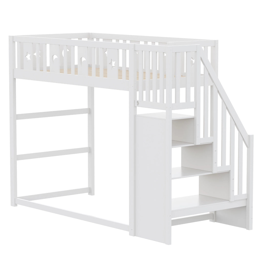 Letto a soppalco per bambini con scala, ripiani e decorazioni luna e stelle
