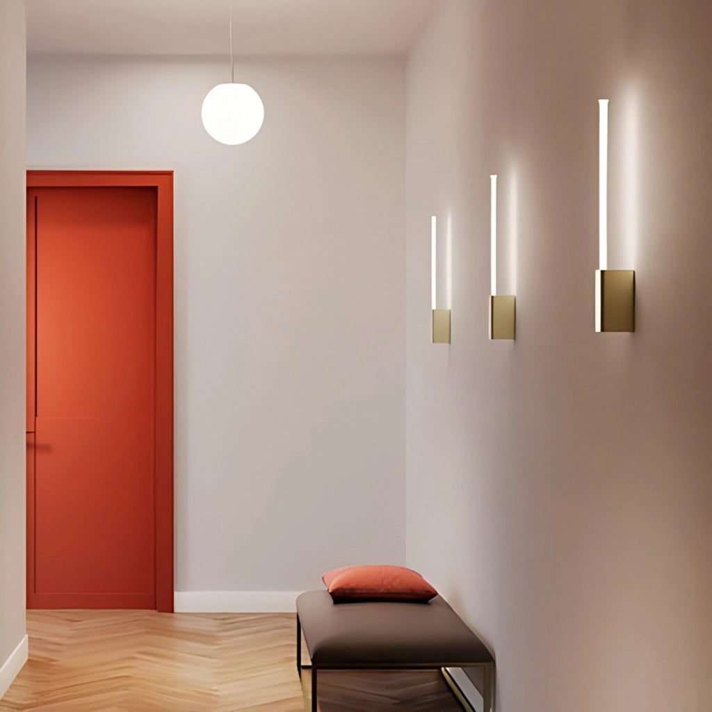 Brilliant Lampada da Parete LED 1 Luce in Alluminio Pressofuso Cromo Lucido, Diffusore Cilindrico in Policarbonato, Altezza 70.2 cm, IP20, 7W