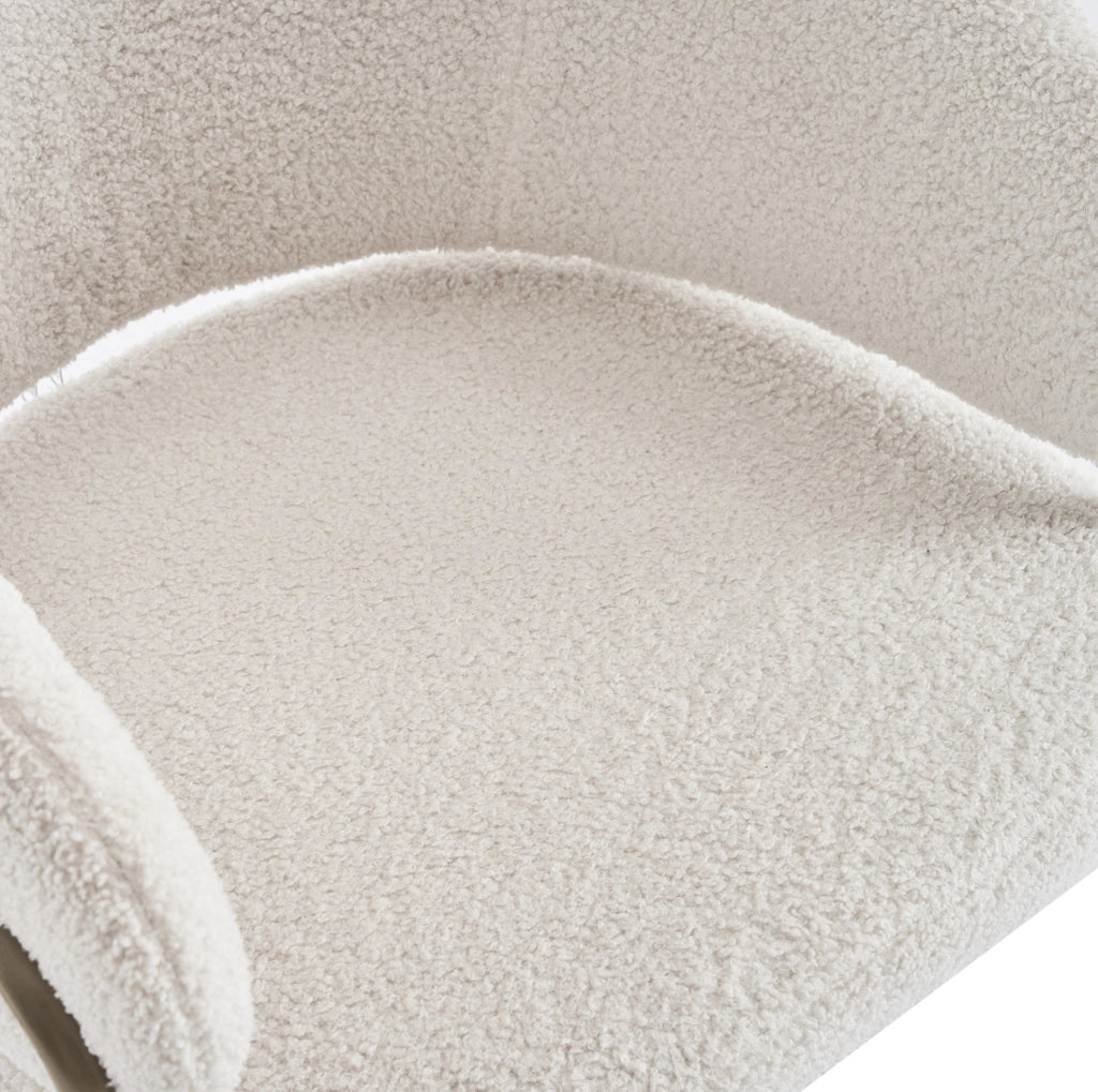 Sedia da pranzo con schienale traforato e gambe in ferro dorato in pile bianco