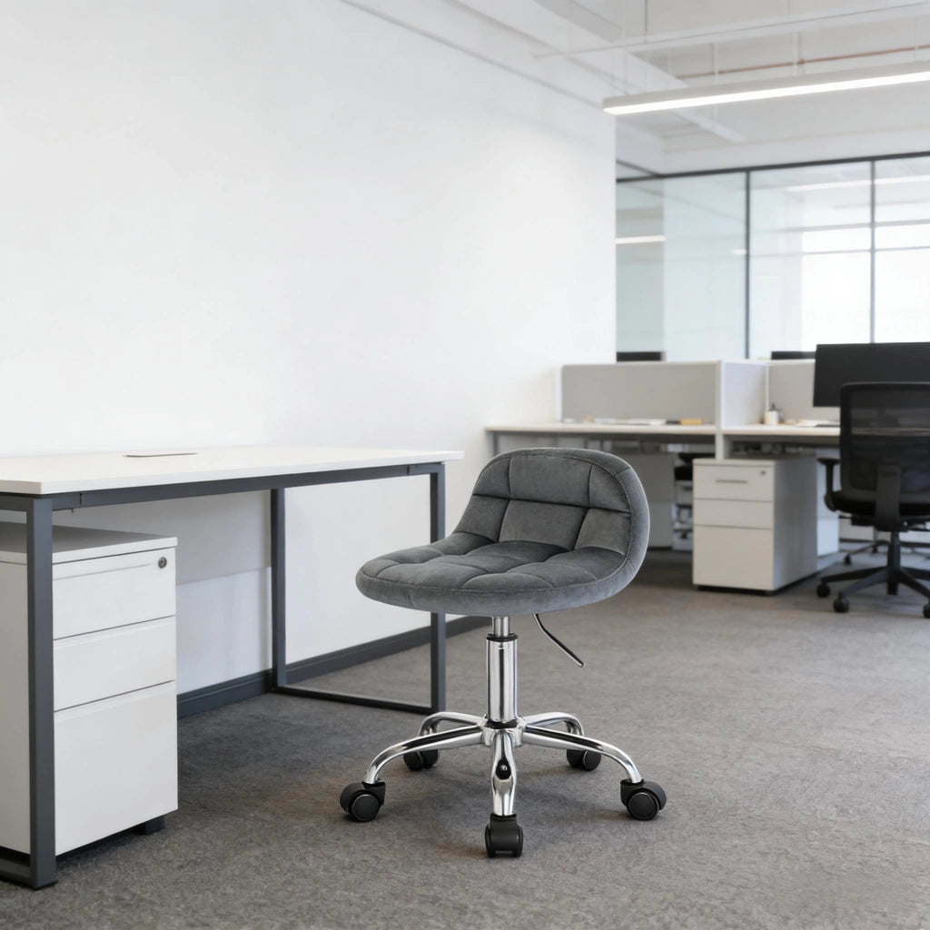 Sedia girevole da ufficio regolabile in velluto grigio scuro con ruote, schienale basso e base cromata