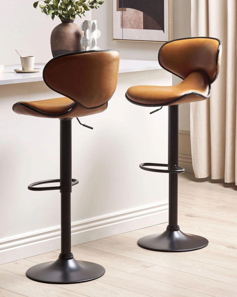 Set di 2 sgabelli moderni senza braccioli regolabili in altezza in ecopelle marrone dorato regolabile in altezza Glamour