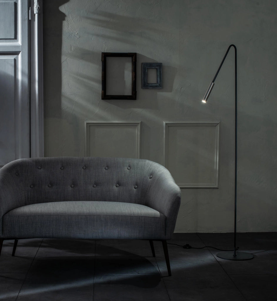 Vega Lampada da Terra LED a Tubo in Metallo Nero Opaco con Luce 3000K, Interruttore a Pedale e Struttura di Design per Interni - LA/144