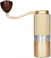 Macchina per caffè in acciaio inossidabile di alta qualità con precisione di misura, maniglia ergonomico in legno con impugnatura in gomma dorata.