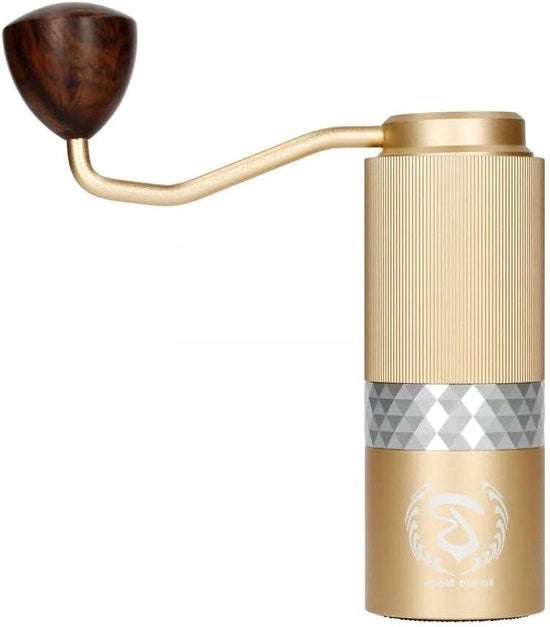 Macchina per caffè in acciaio inossidabile di alta qualità con precisione di misura, maniglia ergonomico in legno con impugnatura in gomma dorata.