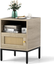 Comodino in Rattan, Tavolino Boho con Armadietto e Mensola, Tavolino Accento per Letto con Gambe in Metallo, Tavolino Compatto in Stile Fattoria per Camera da Letto, Soggiorno, Naturale