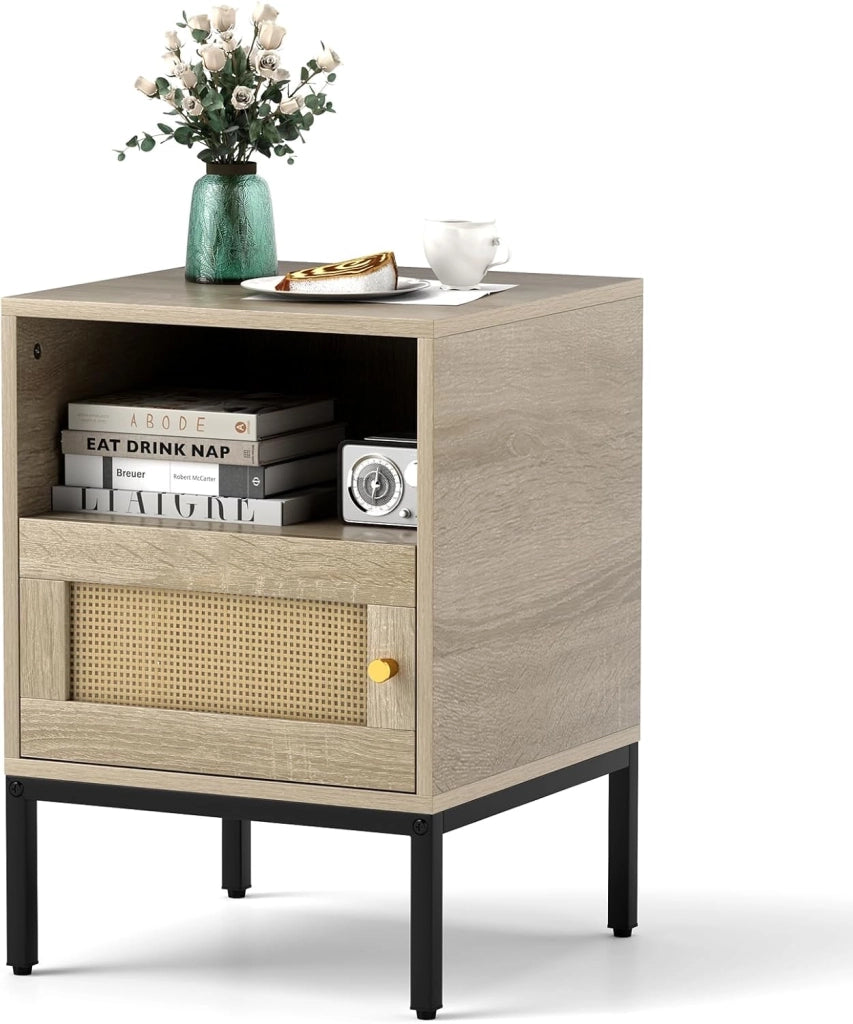 Comodino in Rattan, Tavolino Boho con Armadietto e Mensola, Tavolino Accento per Letto con Gambe in Metallo, Tavolino Compatto in Stile Fattoria per Camera da Letto, Soggiorno, Naturale