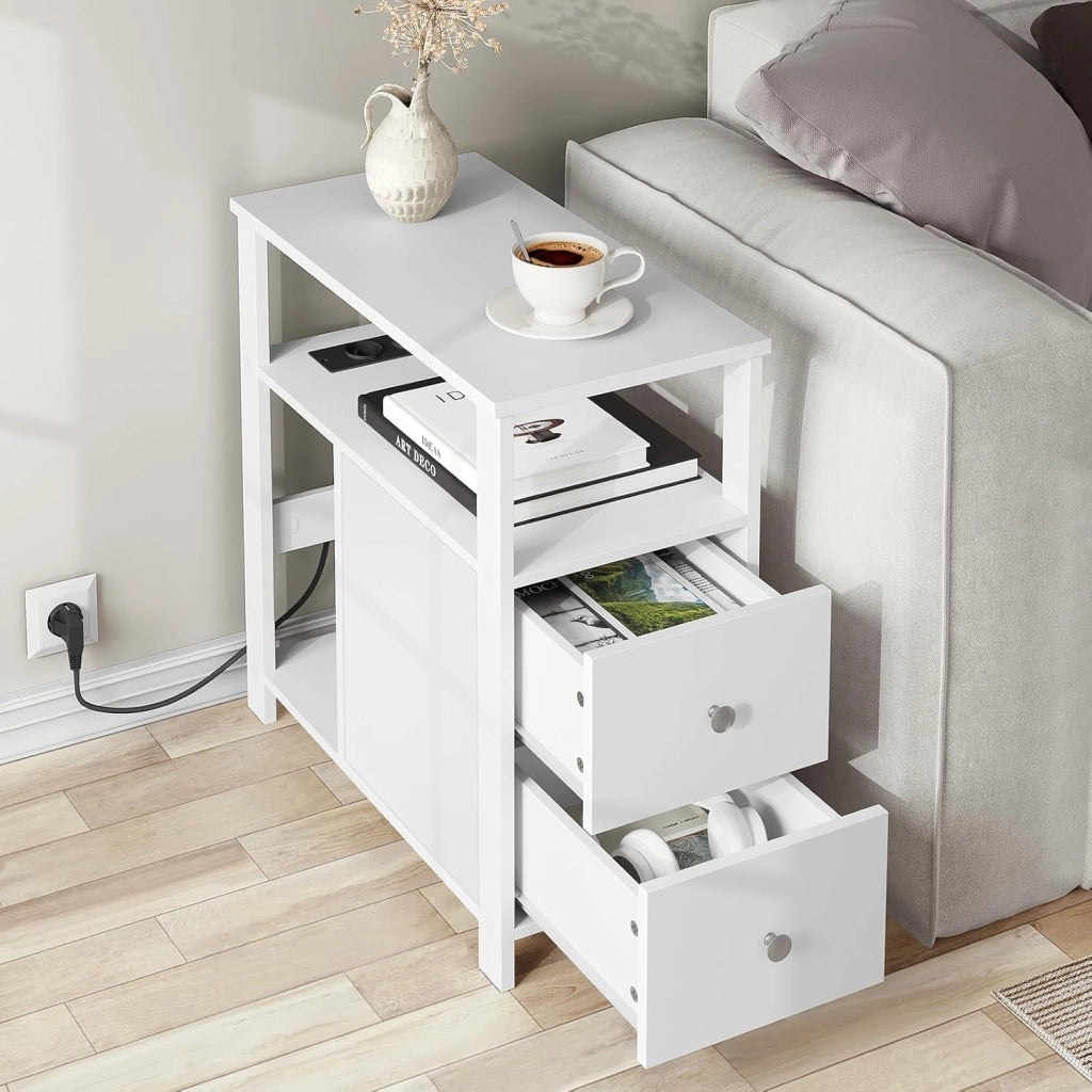 Tavolino Stretto con Stazione di Ricarica per Divano, Comodino con 2 Cassetti 2 Ripiani 1 Scomparto, per Soggiorno, Camera da Letto, 60x60x30 cm, Bianco