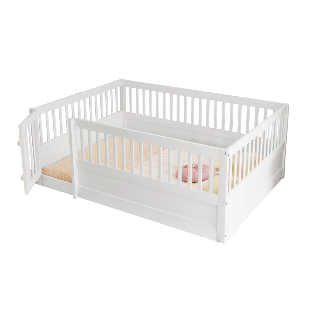 Letto per bambini a pavimento 140 ¡Á 200 cm con recinto e porta in legno bianco