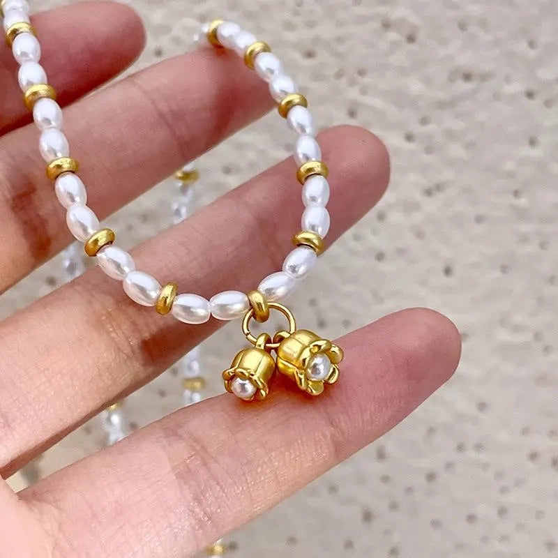Collana fatta a mano con orchidea dorata e perle, regalo di Natale o di compleanno.