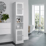 Armadio da bagno alto bianco con ripiani regolabili e ante a lamelle