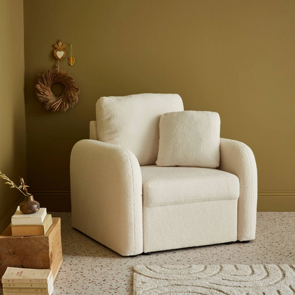 Poltrona in tessuto bouclé bianco, linee curve, crema