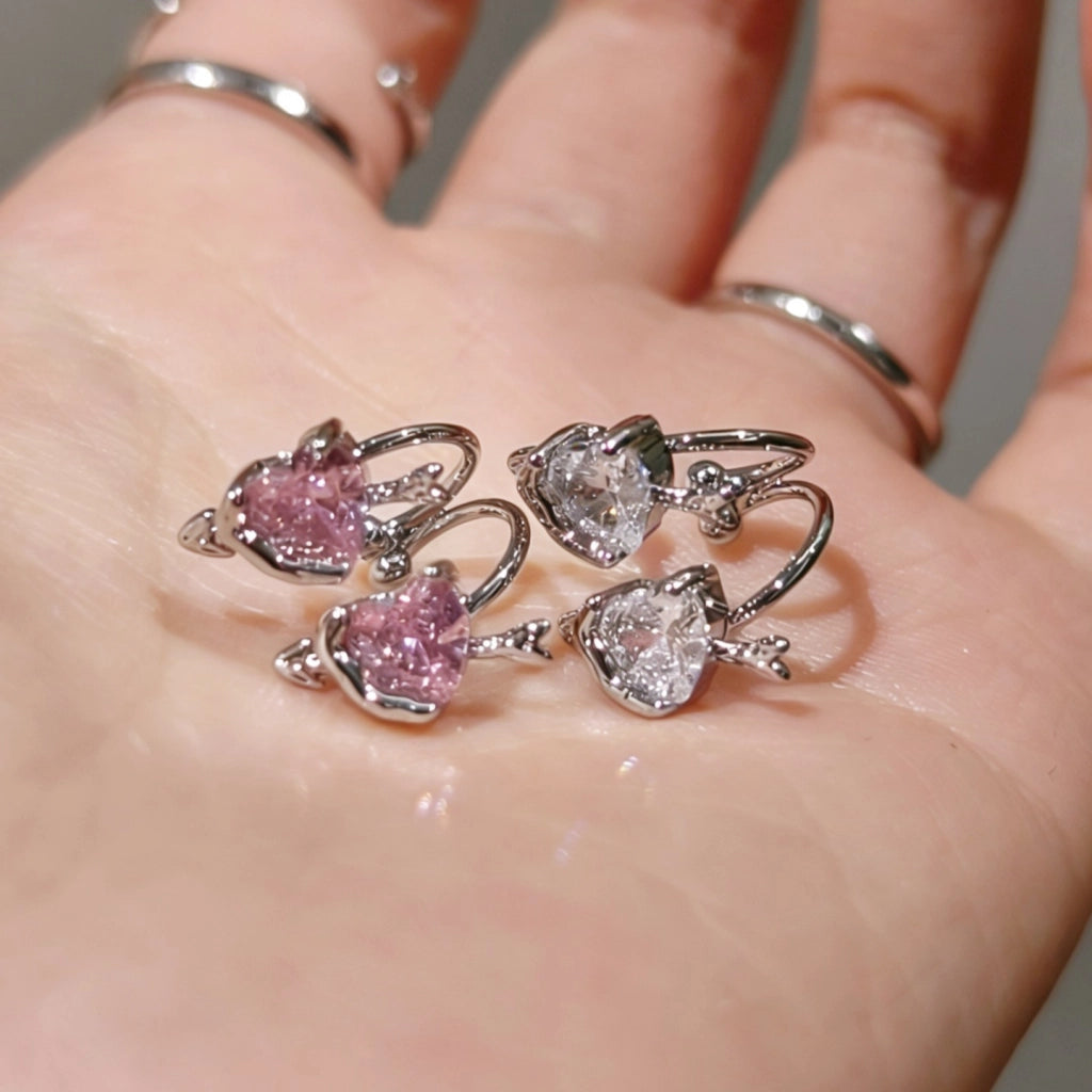 Orecchini a clip a forma di cuore con zirconi: design unico, di nicchia, raffinato ed elegante.
