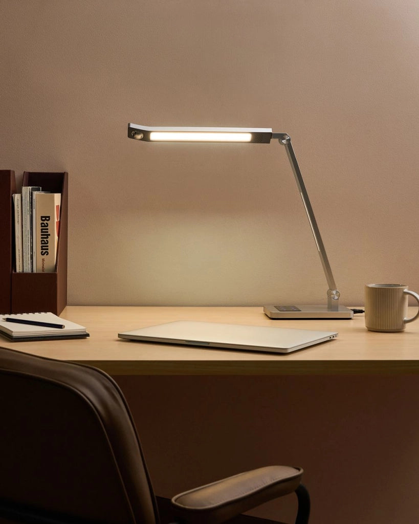 Lampada da scrivania a LED sintetico Braccio regolabile Paralume rotante Dimmer Sensore di movimento 3 colori Casa Ufficio Argento