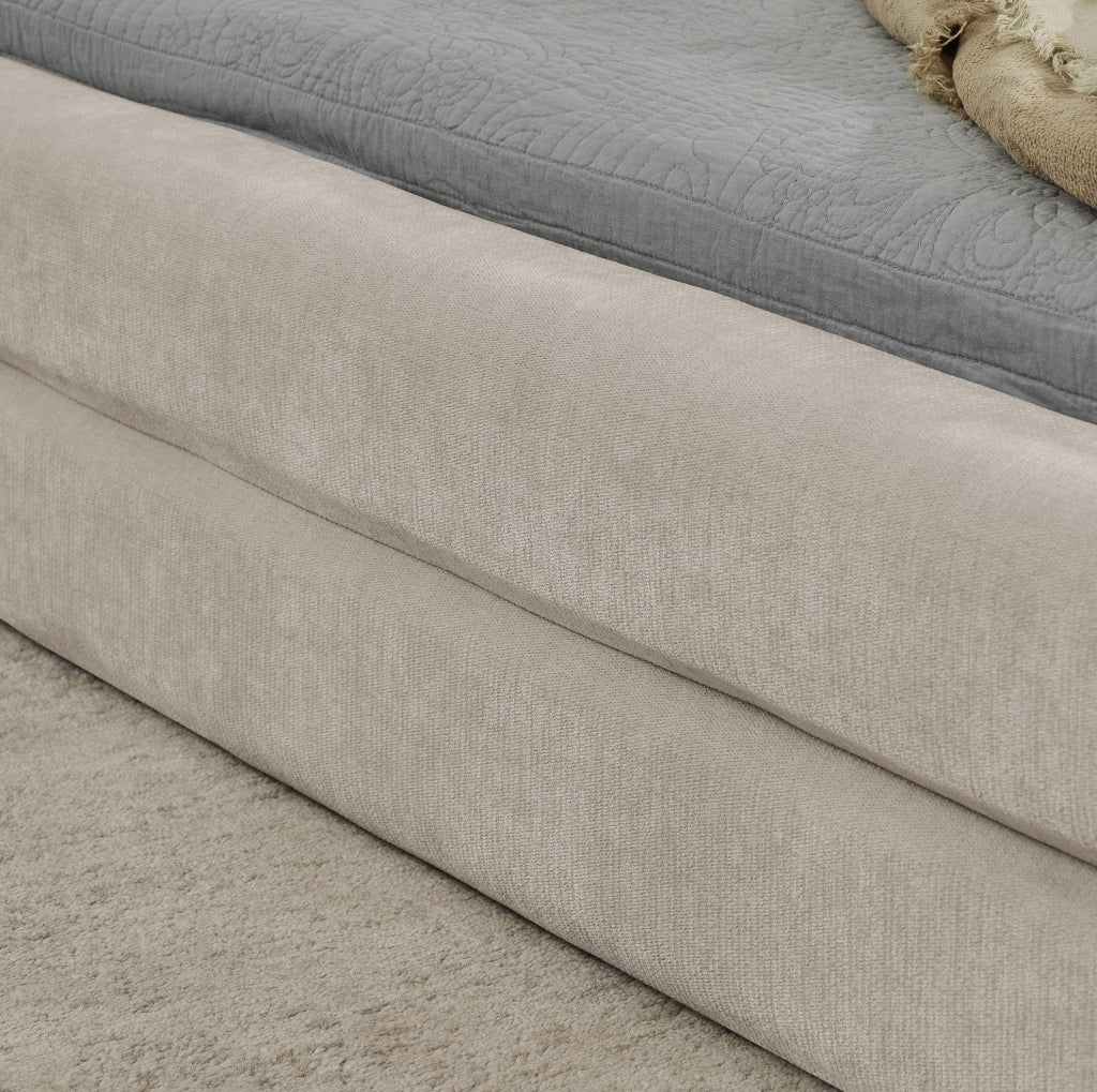 Letto matrimoniale 140x200 cm rivestito in chenille beige con testiera ergonomica e struttura rinforzata