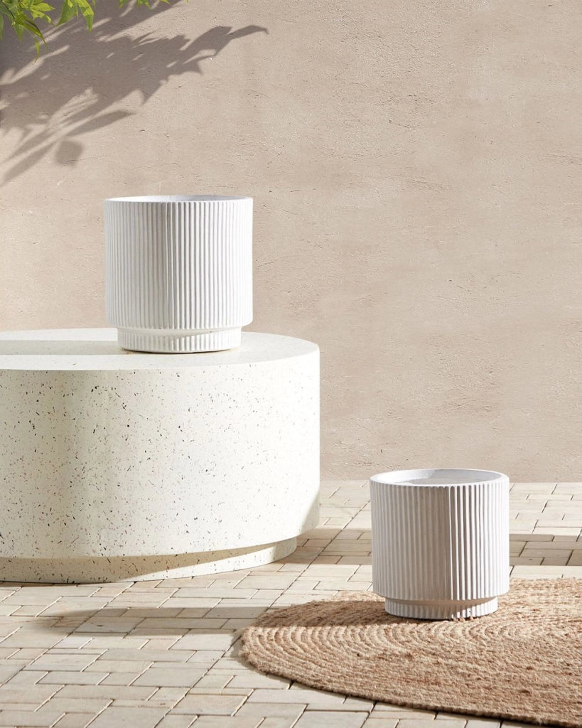 Vaso in argilla Bianco Crema Fibra Vaso per piante da giardino 30 x 30 x 30 cm Foro di drenaggio Finitura verticale a coste Giardino esterno Patio