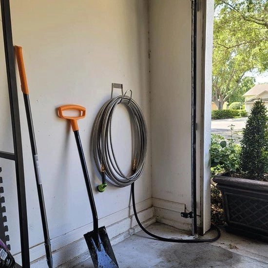 Due supporti per tubi da giardino fissati alla parete - attacco per tubi metallico per giardino e prato