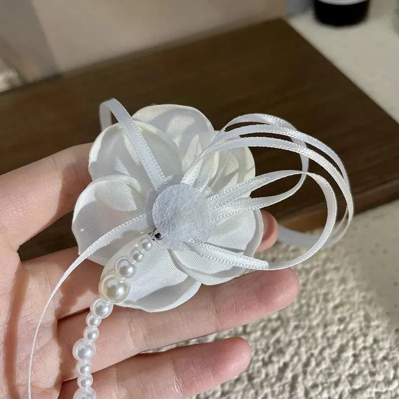 Collana girocollo vintage fatta a mano con rosa bianca, fiocco e perle, regalo di Natale o compleanno.