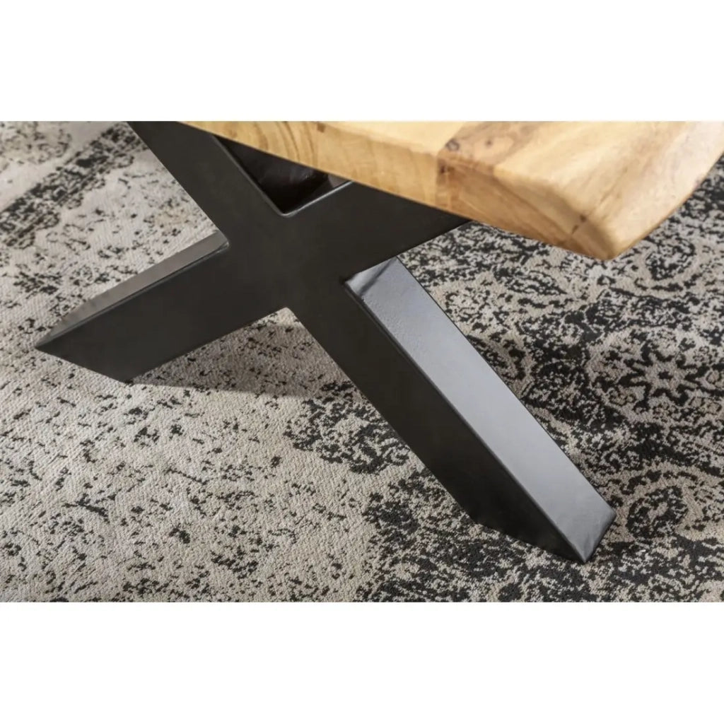 Tavolino ARKAYA 110 cm in legno di acacia massiccio con gambe in metallo nero a forma di X