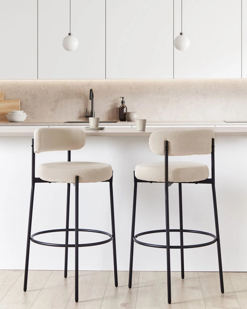 Set di 2 sgabelli da bar Beige chiaro senza braccioli Gambe in acciaio nero Boucle Design moderno Sedute per la sala da pranzo