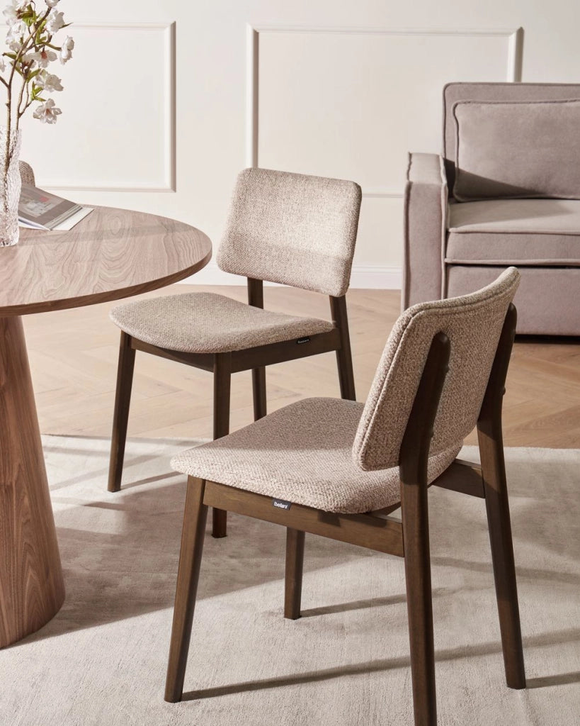 Set di 2 sedie da pranzo marrone scuro e tortora con struttura in legno di gomma e seduta bouclé, design retrò senza braccioli