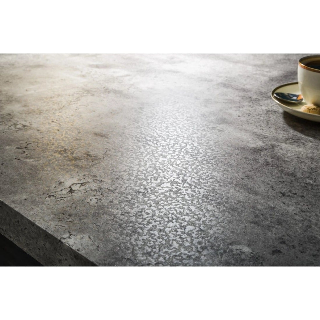 Tavolo da pranzo MERAX 160 cm – Piano effetto cemento grigio e struttura in metallo nero