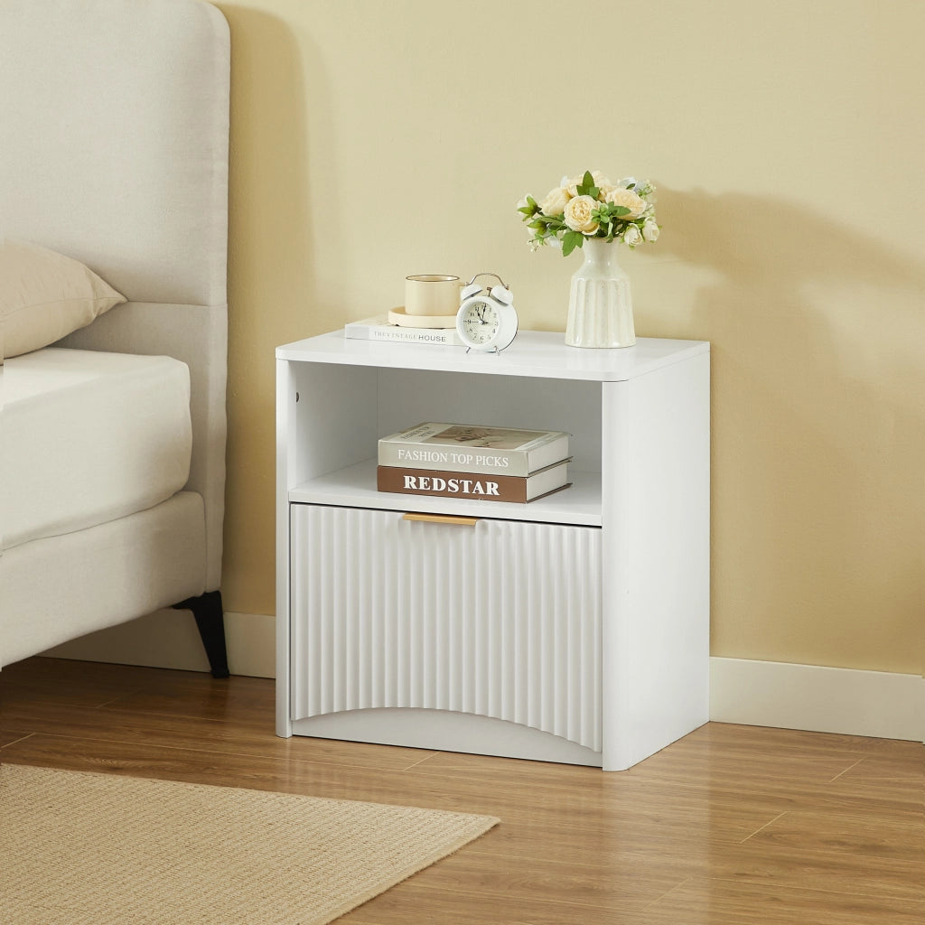 Comodino con 1 cassetto, vano aperto e maniglia dorata, per camera da letto e soggiorno, bianco 58 × 38 × 60 cm